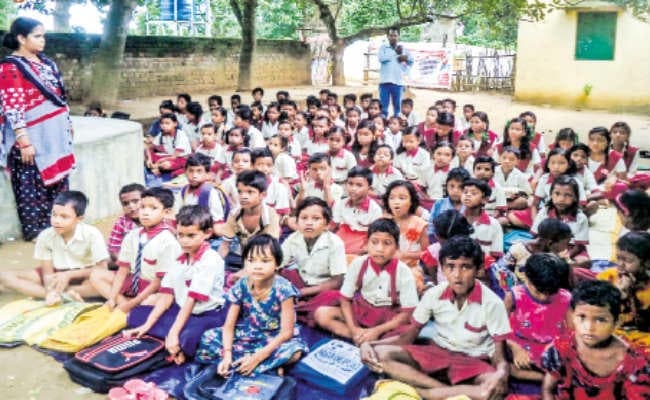 स्कूल भवन है कंडम, पेड़ के नीचे चल रही है क्लास