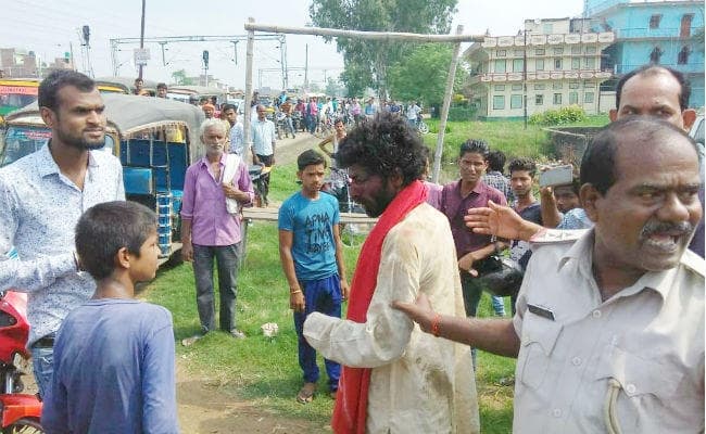 पटना : बच्चा चोरी के आरोप में युवक को किया लहूलुहान, थानेदार को पीटा, पुलिस वाहन को भी क्षतिग्रस्त किया