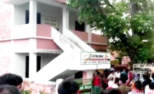 छपरा : स्कूल की छत पर मिला युवक का क्षत-विक्षत शव, इलाके में सनसनी