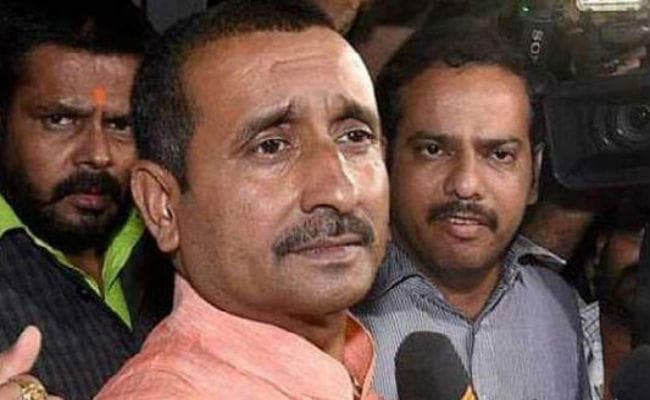 सेंगर के जेल के बाहर का वीडियो वायरल: पुलिसकर्मी को कथित रिश्वत देते दिखा एक युवक, जांच के आदेश