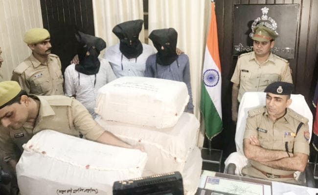 ट्रेनों में चोरी करनेवाले बेगूसराय के तीन अपराधी गिरफ्तार, हीरे के जेवर समेत 5,50,000 रुपये बरामद