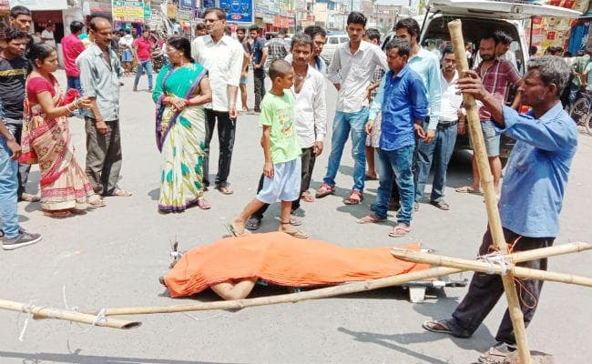 मुजफ्फरपुर : बच्चे के स्कूल पहुंचाने जा रही महिला को आवारा पशु ने नाले में पटका, गिरने से महिला की मौत
