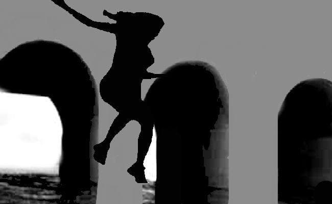 प्रेम प्रसंग में नाबालिग लड़की से मंदिर में रचायी शादी, गर्भवती होने पर गर्भपात करा नहर में फेंका, उसके बाद...