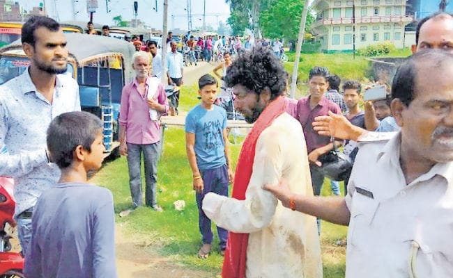 फुलवारीशरीफ : परसा बाजार में बच्चा चोरी के शक में युवक की पिटाई, बचाने गये थानेदार को भी पीटा