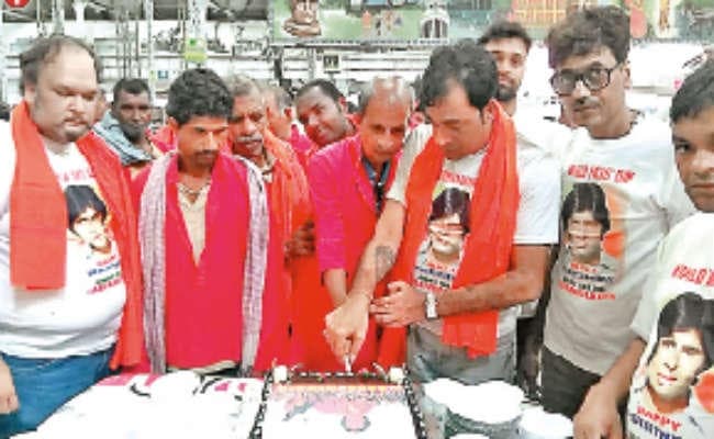 धूमधाम से मना अमिताभ बच्‍चन का जन्‍मदिन