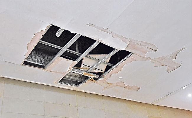 बिहार म्यूजियम में टूट कर गिरने लगी फॉल्स सीलिंग