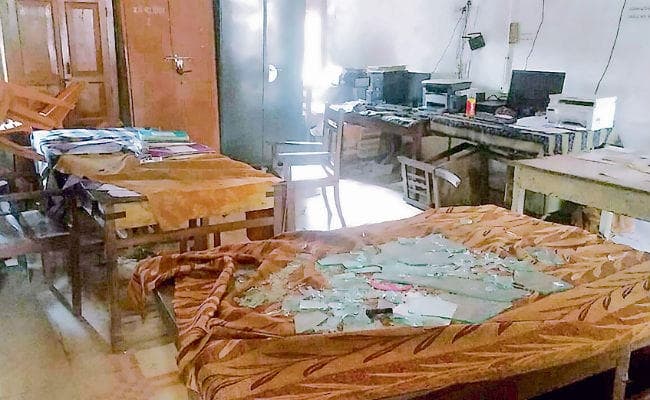 झंझारपुर अंचल कार्यालय में गुस्साये लोगों ने की तोड़फोड़, इधर, शिवहर में हंगामे में मुखिया, पैक्स अध्यक्ष समेत अन्य घायल