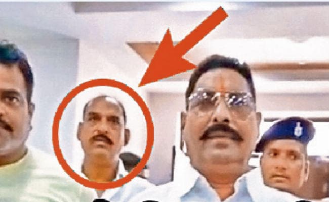 वॉयस टेस्ट देने आये विधायक अनंत सिंह के साथ था वांटेड, सोशल मीडिया में तस्वीर हुई वायरल, पुलिस महकमे में हड़कंप