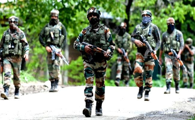 जम्मू कश्मीर: बारामूला में सुरक्षाबलों और आतंकियों के बीच गोलीबारी जारी, एक आतंकी ढेर