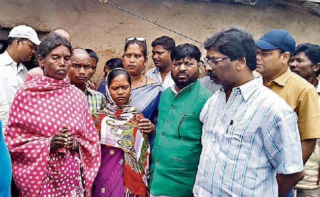 गुमला : न रोड, न पानी, यह कैसा विकास है : हेमंत सोरेन