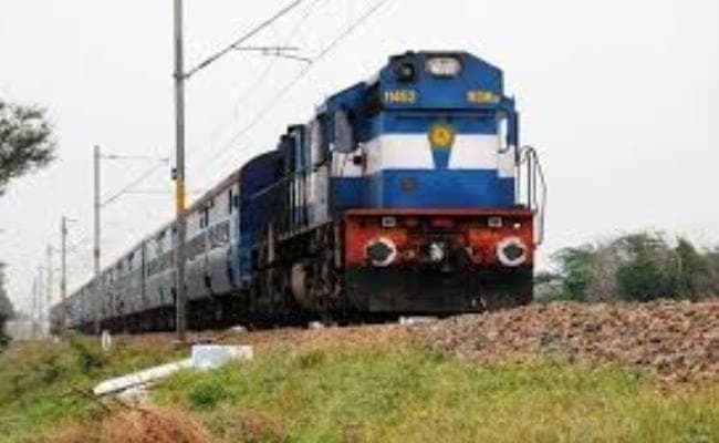 अचानक बिजली लाइन में फॉल्ट आने से डेढ़ घंटे तक दरभंगा-समस्तीपुर रेलखंड पर रहा ब्लॉक