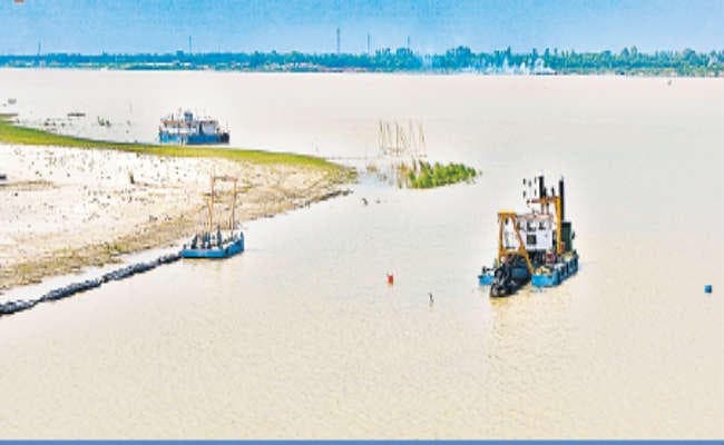 गंगा में ड्रेजिंग, मुख्य धार को मोड़ने की पहल