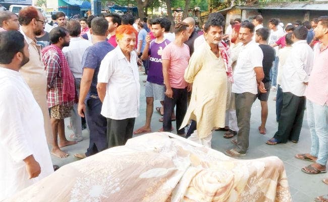 सीवान : कपड़े के थोक व्यवसायी की गोली मार कर हत्या, घटना को अंजाम दे अपराधियों ने घर में बाहर से जड़ा ताला