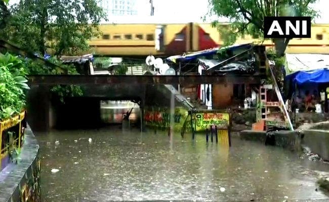 बाढ़ से जूझती मुंबई को फिलहाल नहीं मिलेगी राहत, अगले 6 घंटों तक भारी बारिश की चेतावनी, स्कूल-कॉलेज बंद