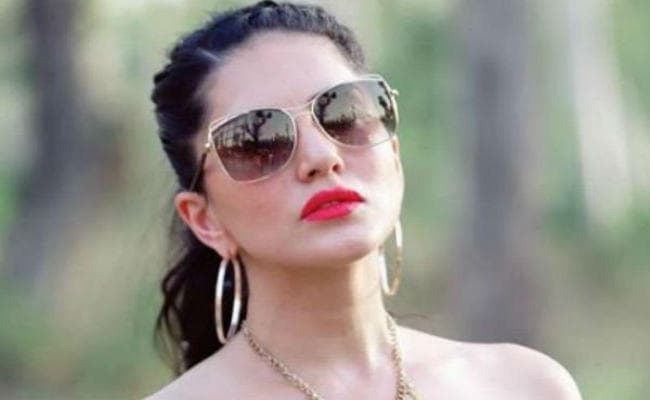 सनी लियोनी की वजह से इस युवक के मोबाइल पर आ रहे थे कॉल्स, अभिनेत्री ने मांगी माफी