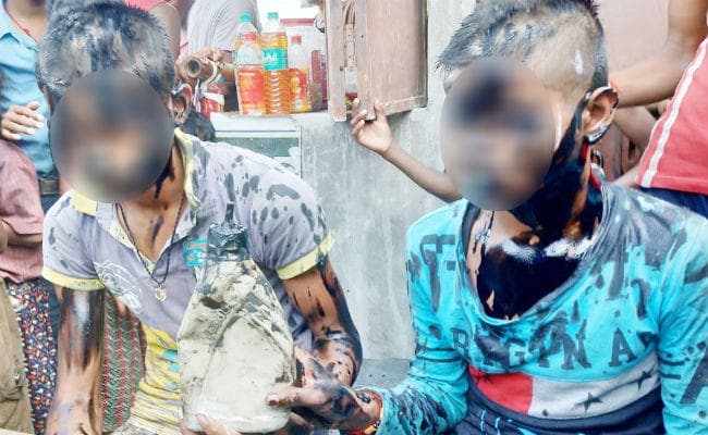 सहरसा : छात्राओं से छेड़खानी करने पर नाबालिग मनचलों को ग्रामीणों ने दी सजा, सिर मुंडवा कर कालिख पोत गांव में घुमाया