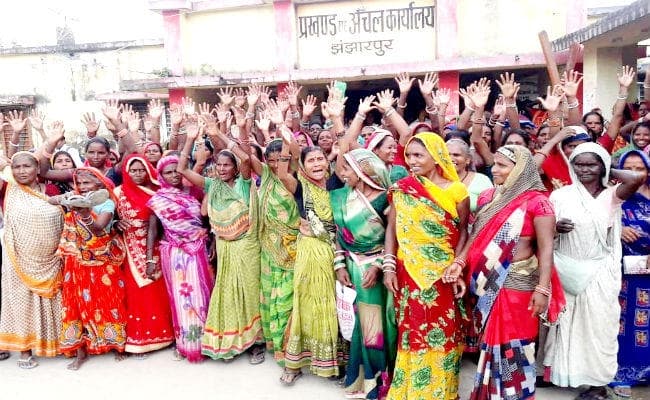 झंझारपुर अंचल कार्यालय में लगातार दूसरे दिन बाढ़ पीड़ितों ने की तोड़फोड़, सीओ, बीडीओ और कर्मियों को पीटा