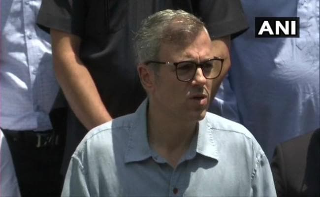 जम्मू-कश्मीर : 35ए -370 को हटाये जाने की आशंका लेकर राज्यपाल से मिले उमर अब्दुल्ला, संतुष्ट नहीं, संसद से चाहते हैं आश्वासन