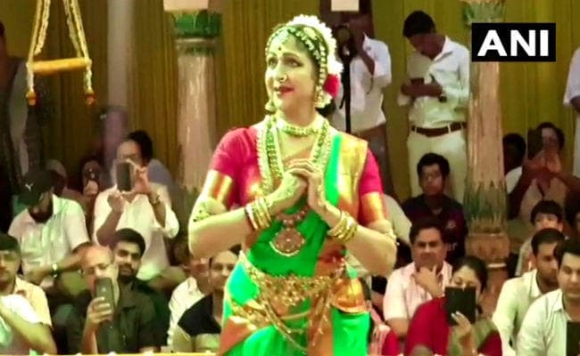 सांसद व अभिनेत्री हेमा मालिनी ने वृन्दावन में दी नृत्य प्रस्तुति, कत्थक में पारंगत हैं ड्रीम गर्ल