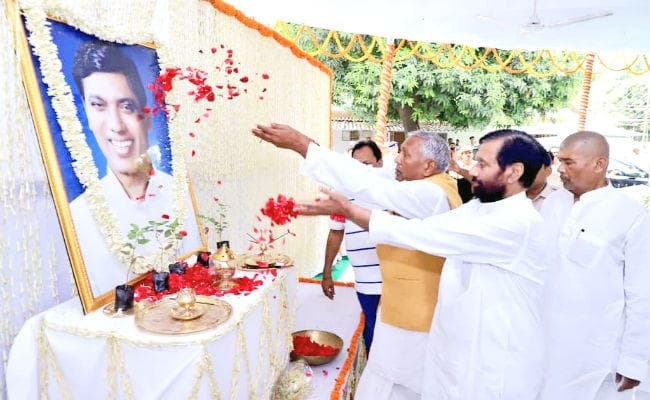 LJP कार्यालय पहुंच कर राज्यपाल ने रामविलास को बंधाया ढांढ़स, पासवान का छलका दर्द, कहा...