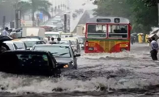 बारिश के कारण मुंबई में बढ़ रहा है हादसा, झरने में गिरने से चार लड़कियों की मौत