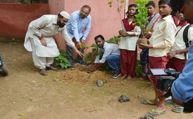 छात्रों के बीच प्रमाणपत्र का वितरण