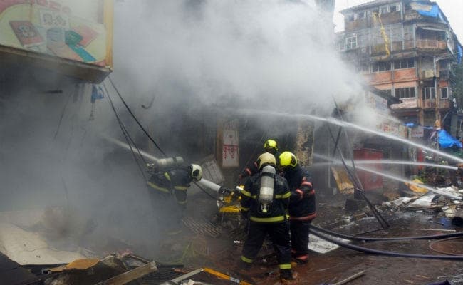 मुंबई : व्यावसायिक इमारत में भीषण आग, तीन घायल; चार सुरक्षित बाहर निकाले गये