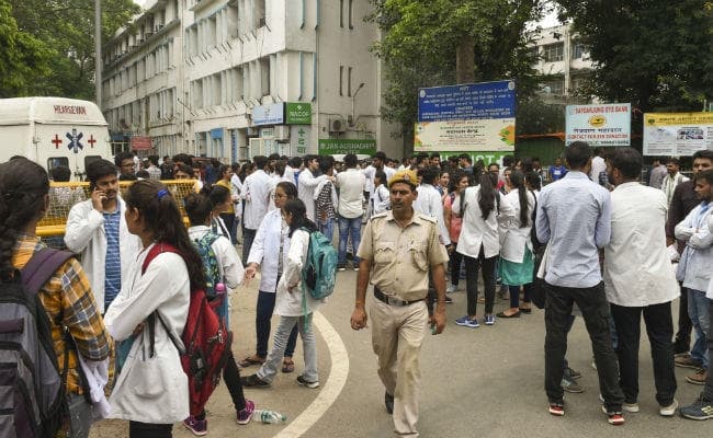 डॉक्टरों की हड़ताल जारी, एम्स और सफदरजंग अस्पताल के बाहर भारी पुलिस बल तैनात
