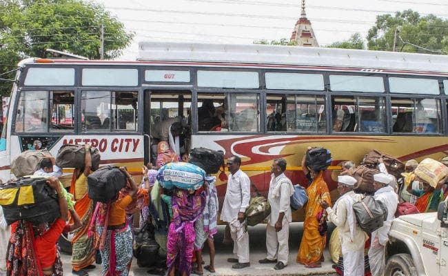 जम्मू कश्मीर प्रशासन के परामर्श के बाद घाटी से लौटने लगे सैलानी-श्रद्धालु