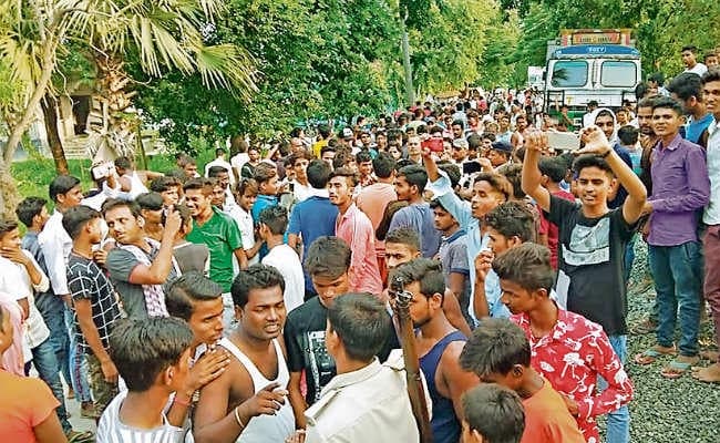 सीवान : मौत की अफवाह पर हंगामा पुलिस पर किया पथराव