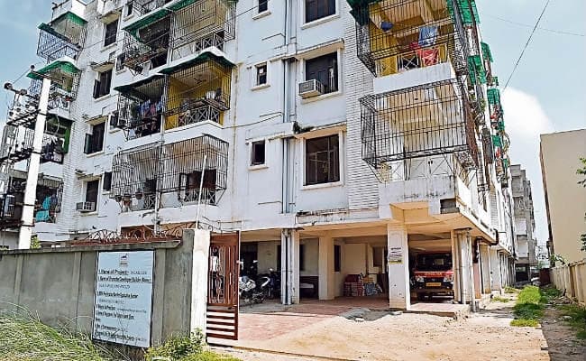 रामजयपाल पथ के बालाजी अपार्टमेंट का मामला : दो वर्ष पहले लिये पूरे पैसे, बिजली-पानी से लेकर सुरक्षा तक की परेशानी