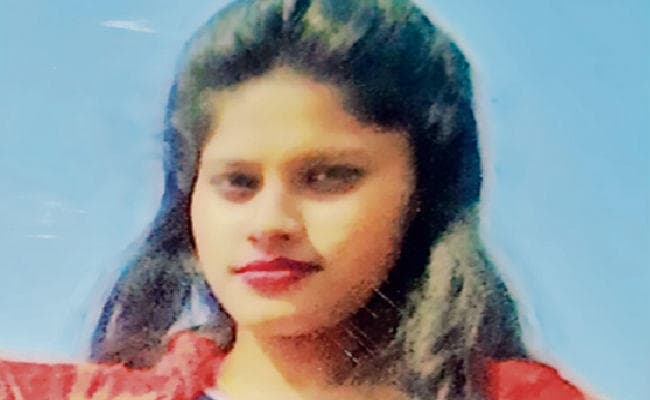 फतुहा : घर में अकेली छात्रा के गले में कैंची घोप कर हत्या