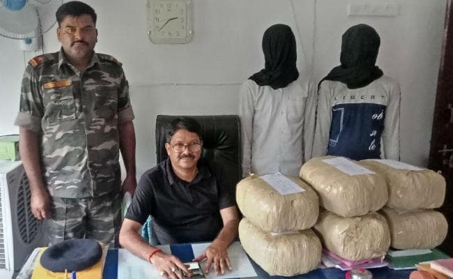 बरकट्ठा : पुलिस ने अवैध गांजा लदे वाहन को किया जब्त, दो आरोपी गिरफ्तार