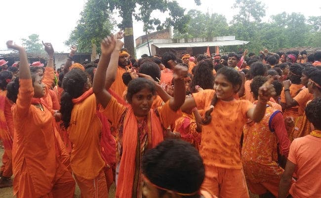 बोलबम के नारों के साथ तीन हजार कांवरियों की टोली पहुंची सिमडेगा