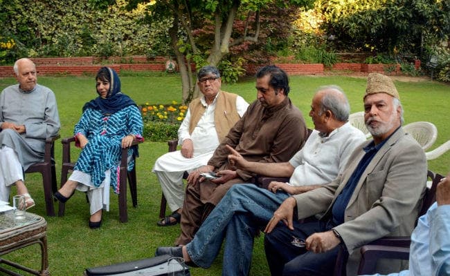 जम्मू कश्मीर की स्थिति पर सर्वदलीय बैठक, बोले फारूक - राज्य के विशेष दर्जे को रद्द करने की कोशिश का होगा विरोध