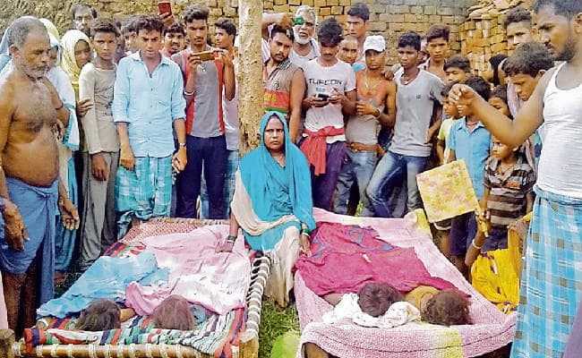 बांका : मिट्टी की दीवार गिरी, तीन बच्चियों व एक बच्चे की मौत