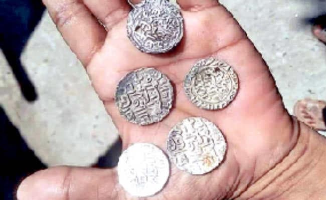 पीतल की कलशी से निकले चांदी के सिक्के, करायी जायेगी सिक्कों की ऐतिहासिकता की जांच