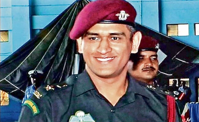 .....जब सेना की वर्दी में धौनी ने गाया ‘पल-दो-पल का शायर हूं, वीडियो हुआ वायरल