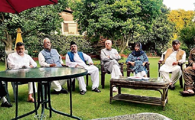 कश्मीर में मोबाइल-नेट सेवाएं बंद, उमर और महबूबा नजरबंद, आज सुबह पीएम आवास में होगी केंद्रीय कैबिनेट की आपात बैठक