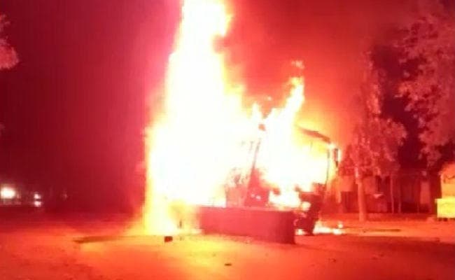 मुजफ्फरपुर से सिलीगुड़ी जा रही एसी बस में लगी आग, महिला यात्री की मौत, बढ़ सकती है मृतकों की संख्या, ...VIDEO