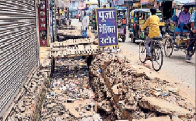खोद कर छोड़ा गड्ढा, गिरते हैं लोग लगता है जाम, व्यवसाय प्रभावित