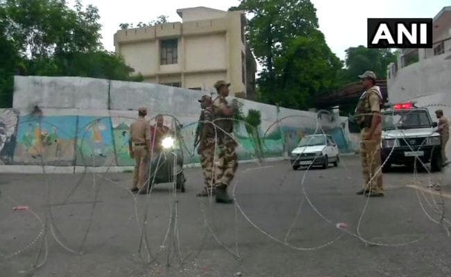 ''कुछ तो बड़ा होने वाला है'' के अटकलों के बीच जम्मू-कश्मीर के कई इलाकों में लगा कर्फ्यू