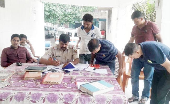 औरंगाबाद : अपराधियों ने व्यवसायी को गोली मार कर डेढ़ लाख रुपये लूटे, इलाज के लिए पटना में कराया गया भर्ती