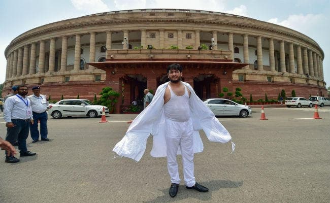 कश्‍मीर में अनुच्छेद 370 रद्द करने का फैसला : पीडीपी सांसद ने विरोध में फाड़ा कुर्ता