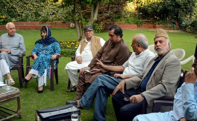 #Article370 जम्मू कश्मीर में महबूबा मुफ्ती, उमर अब्‍दुल्‍ला सहित कई नेता गिरफ्तार