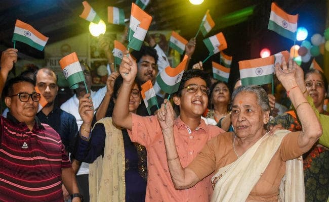 अनुच्छेद-370 हटाने पर जनता की प्रतिक्रिया : कहीं मना जश्न, कहीं सुनाई दिये विरोध के सुर