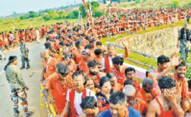 पट खुलते ही भक्तों की मिट गयी थकान, बढ़ते गये कदम