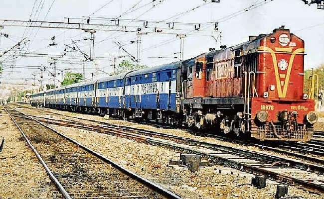 मुंबई में लगातार हो रही बारिश का असर, ट्रेन अचानक से हुई रद्द, बढ़ी यात्रियों की परेशानी