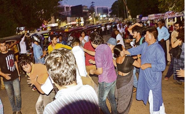 बिहार की राजधानी पटना में अनुच्छेद 370 पर भिड़ंत, जम कर भांजी लाठी, मारपीट, सिर फटा