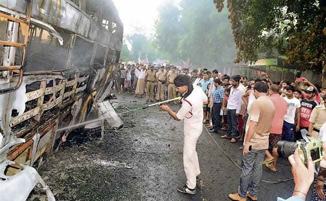 पूर्णिया में हादसा : बस में लगी आग, एक की मौत, 17 जख्मी